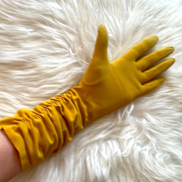 Mustard yellow long vintage gloves - Picture 3 of 5